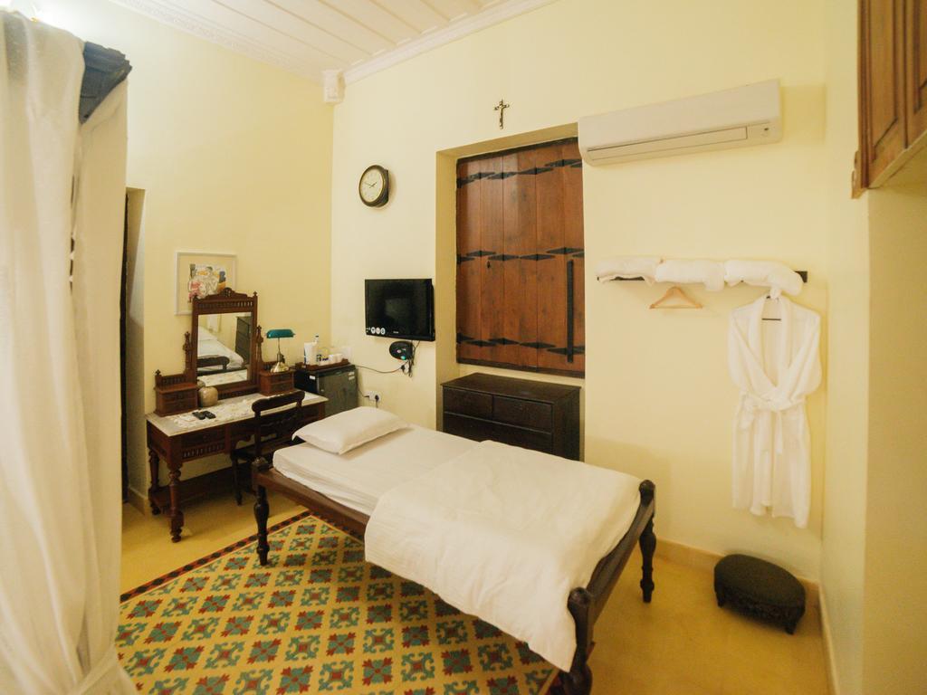 Casa Menezes - A Heritage Goan Homestay Bambolim Luaran gambar